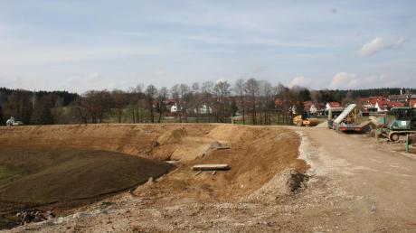Der Hochwasserschutzdamm in Kirchdorf nimmt Gestalt an. Heuer werden dafür weitere 950000 Euro fällig. Der Damm soll die Kirchdorfer auch vor einem sogenannten hundertjährigen Hochwasser schützen. 
