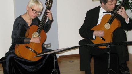 Edith Lehner und Norbert Neunzling haben sich vor zwei Jahren zum Duo „Saitenspuren“ zusammengeschlossen und begeisterten nun erstmals in Mindelheim. 