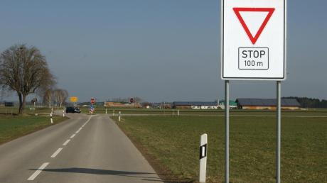 Erster Schritt für mehr Sicherheit: Übergroße Verkehrsschilder weisen auf die gefährliche Kreuzung in Stockheim hin. Weitere Maßnahmen folgen, hängen aber noch von Grundstücksverhandlungen ab.  
