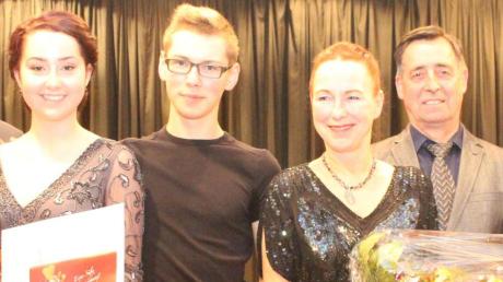 Nicole Volmer, Maximilian Wiedemann sowie Beate und Erich Fenster (von links) erhielten für die Mannschaften im Tanzen Auszeichnungen.