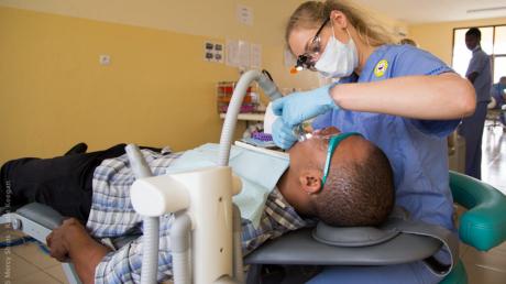 Fast drei Wochen hat sich die Dentalhygienikerin Katharina Hailer auf Madagaskar für die Hilfsorganisation „Mercy Ships“ ehrenamtlich der Zahnprobleme der Ärmsten angenommen.