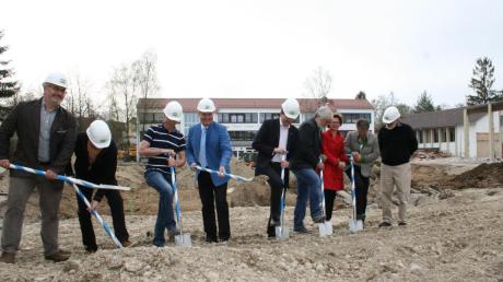 Spatenstich zum Großprojekt: Auf dem Gelände der Grund- und Mittelschule entsteht bis Herbst 2016 eine Dreifachturnhalle. 