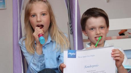 Laura und Romeo Warmuth aus Rammingen gewinnen mit gesundem Adventskalender einen Sonderpreis. Sie überzeugten die Jury mit ihrem Produkt für mehr Zahngesundheit. 