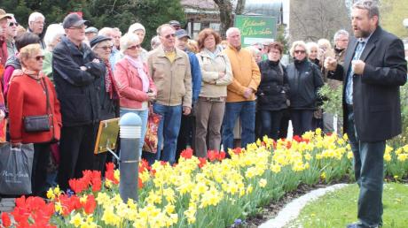 Beim Spaziergang mit dem Wörishofer Stadtgärtner Andreas Honner erfuhren Gartenfreunde viel Wissenwertes über Tulpen und andere Frühlingsblüher. 