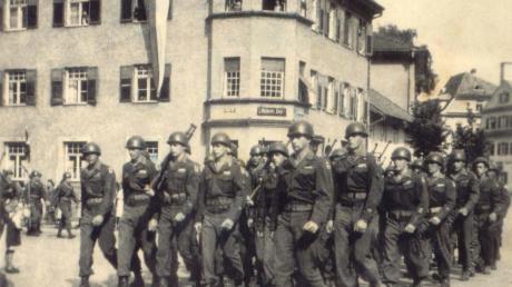 Bad Wörishofen nach dem Einmarsch der US-Armee: Amerikanische Soldaten marschieren über die Rössle-Kreuzung. Die Bürger hatten die Stadt am 27. April vor 70 Jahren friedlich übergeben. 