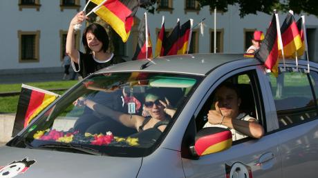 Kempten - in der Innenstadt wird nach dem 4:1 Sieg der deutschen Fußball Nationalmannschaft über England kräftig gefeiert - Sommermärchen II