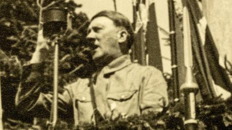 Adolf Hitler ist immer noch Ehrenbürger in Mindelheim. Dieses Bild zeigt ihn bei seinem Auftritt im Jahr 1932 in Kempten.