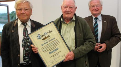 44 Jahre fungierte Donat Waltenberger (Mitte) als Vizevorsitzender der Fischereigenossenschaft Obere Mindel. Für sein langjähriges Engagement ernannte ihn Reginald Reichert (links) zum Ehrenmitglied. Herzlich gratulierte ihm auch Geschäftsführer Manfred Putz (rechts). 	