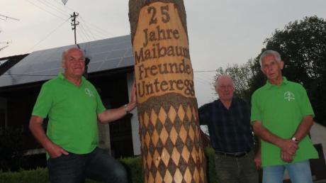 Wendelin Schorer, Sebastian Gast und Siegfried Melder (von links) stellten sich als Gründungsmitglieder stellvertretend für die vielen Helfer vor dem Maibaum in Unteregg auf. 	