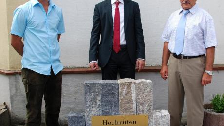Feierlich enthüllt wurde der Gedenkstein in Hohenreuten von Bürgermeister Robert Wilhelm (Mitte) und vom Ortschronisten und Initiator Martin Schalk (rechts). Über das Denkmal in der Dorfmitte freute sich auch der Vorsitzende des Freizeitclubs Hohenreuten, Mathias Schalk.  	