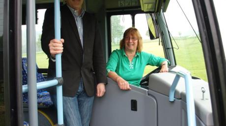 Verkehrsbetriebsleiter Franz Egger und Busfahrerin Martina Zwikopf präsentierten den neuen Elektrobus.  	
