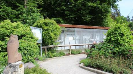Die Ziervogel-Voliere im Kurpark Bad Wörishofen wurde für mehr als 3000 Euro saniert.  	