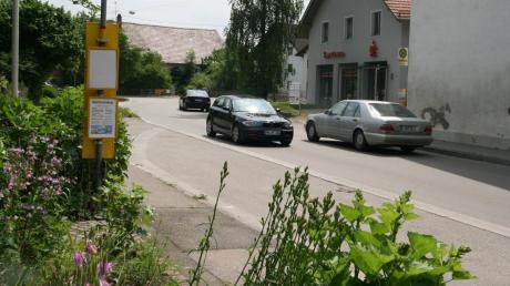 Die Ortsdurchfahrt in Wiedergeltingen ist vor allem im Berufsverkehr morgens und abends stark befahren. Nun prüft das Landratsamt die Möglichkeit eines Fußgängerüberweges zwischen Sparkasse und Dorfladen.  	