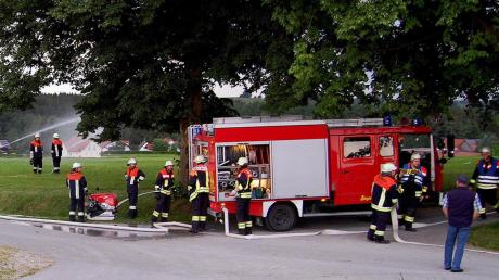 Bei der Großübung in Immelstetten gab es einen geballten Aufmarsch von Feuerwehrautos. Nach dem Aufbau der Gerätschaften herrschte schon bald eine rege „Löschtätigkeit“. 