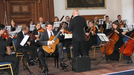 Das Augsburger Kammerorchester unter seinem Dirigenten Bernd-Georg Mettke und der Gitarrist Christian Haimel gestalteten ihr Jahreskonzert wieder im Kirchheimer Zedernsaal.  	