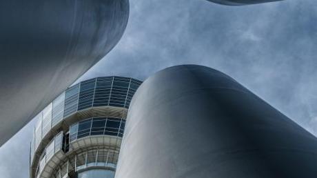 Eigentlich unscheinbare Lüftungsrohre am Münchner Flughafen werden bei Thomas Sebald zur Betonskulptur. 