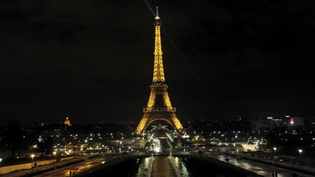 Der Eiffelturm bei Nacht ist ein geschütztes Kunstwerk. Er darf nur mit Erlaubnis fotografiert werden. 