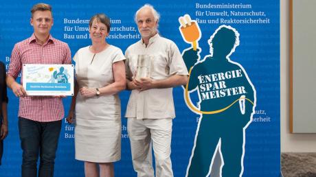 Lehrer Karl Geller (rechts) von der Berufsschule Mindelheim und Schüler Marcel Ristau nahmen die Auszeichnung von Bundesumweltministerin Barbara Hendricks entgegen. 