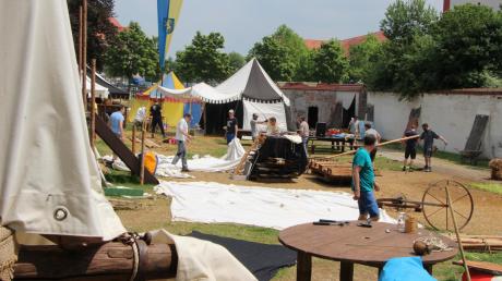 Im Lager des Fähnleins Ems hat man bereits gestern am frühen Morgen begonnen, die Zelte zusammen zu bauen. Da mussten die Helfer nach einer langen Nacht die Zähne zusammenbeißen. 