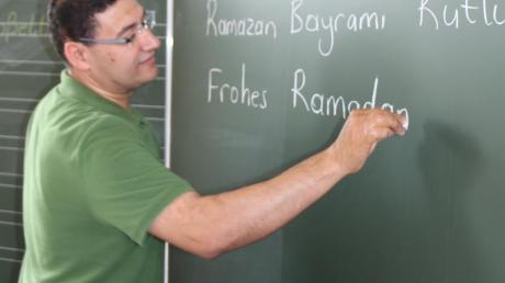 Ab heute dürfen Muslime das Ramadan-Fest feiern. Das ist natürlich ein gutes Thema für den Türkischunterricht von Metin Kaya. 