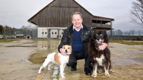 Stefan Mitscherling, Leiter des Tierheims, mit den Hunden (von links) Astro und Molly. 