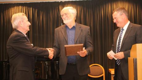 Mäzen Hans Kania (links) und Bürgermeister Paul Gruschka (rechts) überreichten Stefan Ibel von der Kleinkunstbühne „Profil“ den Kulturpreis der Stadt. 