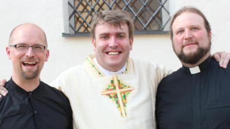 Seine evangelischen Amtskollegen Erik Herrmanns (links) und Nils Haug lobten den Jungpriester Bernd Rochna als „Seelsorger, der ganz nah bei den Menschen ist“. 