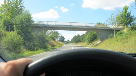 Von dieser Brücke bei Schlingen soll ein Unbekannter am Samstagnachmittag einen Stein auf ein fahrendes Auto geworfen haben. Der Granitbrocken traf die Windschutzscheibe. Der junge Fahrer des Wagens blieb unverletzt.  	