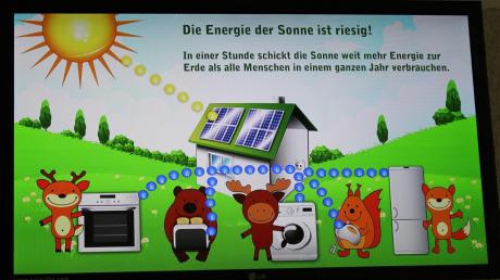 Mit kindgerechten Schautafeln und Grafiken werden die Schüler in Kirchheim über die Verwendung von Sonnenenergie informiert. 	