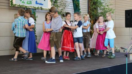 Zum Abschied der beiden Schulleiter gab es ein buntes Festprogramm. Die jüngsten Schüler tanzten zu volkstümlicher Musik. 	