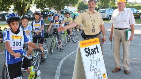Grünes Licht für junge Radkünstler: Polizeihauptkommissar Konrad Bauer und Rudolf Vichtl vom AMC Mindelheim gaben das Startzeichen für das ADAC-Jugend-Fahrradturier auf dem Gelände der Kirchheimer Schule. 