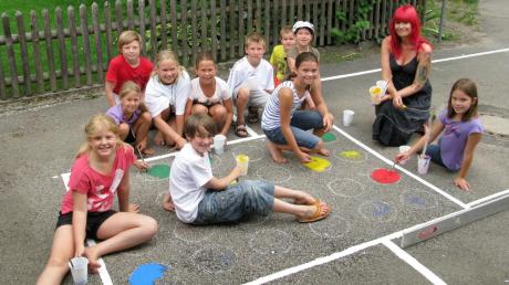 Die Malerin Nina Schmid hat mit Kindern der Grundschule in Stetten den Pausenhof neu gestaltet. 	