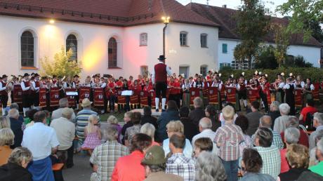 Einen großen Erfolg können die Initiatoren der ersten Bläserserenade in Rammingen verzeichnen. Der ganze Ort schien auf den Beinen zu sein, um den drei Musikkapellen zu lauschen.  	
