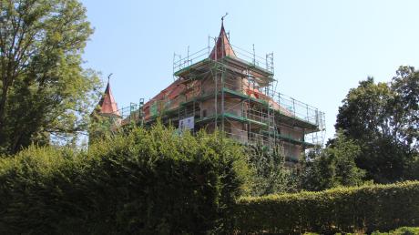 Aktuell ist das Fuggerschloss in Markt Wald eingerüstet: Das Anwesen wird noch bis Ende des Jahres umfassend renoviert. 