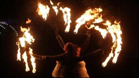 Eine Feuershow wirkt erst bei Dunkelheit so richtig schön. Fasziniert beobachteten die Besucher, was sich die Akrobaten alles trauten. 
