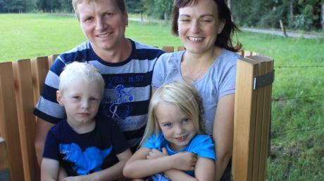 Auf der Kommunikationsbank findet sogar eine ganze Familie Platz. Dies beweisen Antonie und Sebastian Käufler mit ihren Kindern Jakob und Lucia. 