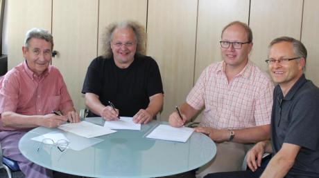 Sponsor Hans Kania, Klaus-Jürgen Herrmannsdörfer und Magnus Blank sowie Günther Brüch freuen sich bei der Unterzeichnung der Absichtserklärung über die Preisauslobung.  	