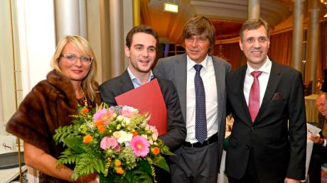 Charlotte und Stefan Gabler (zweiter von rechts) übergaben den „Prix Young Artist of the Year“ an den Cellisten Charles-Antoine Duflot (zweiter von links). Als Erster gratulierte Intendant Winfried Roch.  	