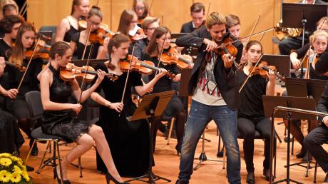 David Garrett und das vbw-Festivalorchester unter Leitung von Christoph Adt rissen das Publikum zu Beifallsstürmen hin. Bereits zum dritten Mal spielten die jungen Elitemusiker Bayerns zusammen mit dem Stargeiger in Bad Wörishofen.  	