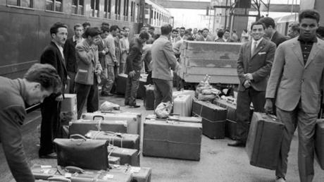 So sah es aus, wenn in den 1960er-Jahren ein Zug mit italienischen Gastarbeitern auf Gleis 11 des Münchener Hauptbahnhofes ankam. In einer Weiterleitungsstelle wurden die Italiener empfangen und registriert. 