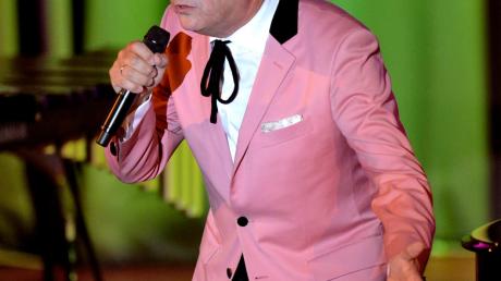 Im rosa Sakko mit schwarzem Samtkragen und Schleife tritt Götz Alsmann in Bad Wörishofen auf und unterscheidet sich von seinen Musikern nur durch sein weißes Einstecktuch und natürlich der 50er Jahre Haartolle. 	