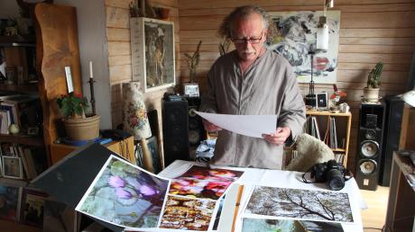 Peter von Krenczewski lebt in einer Wohnung auf einem Bauernhof in Unteregg. Viele Stunden verbringt er mit dem Fotografieren, viele weitere am Computer, um seine Postkarten zu gestalten.