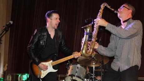Das rockt: Kai Strauss an der Gitarre und Thomas Feldmann mit dem Saxofon boten eine mitreißende Show.  	