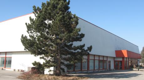 In dieses ehemalige Möbelhaus im Gewerbegebiet von Bad Wörishofen wird eine Erstaufnahmeeinrichtung für Asylbewerber kommen. 