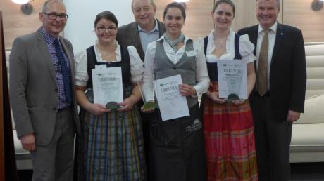 Stargast Alfons Schubeck (Mitte) mit Ehrengästen und einigen Preisträgerinnen der Schulmeisterschaft in Bad Wörishofen.  	
