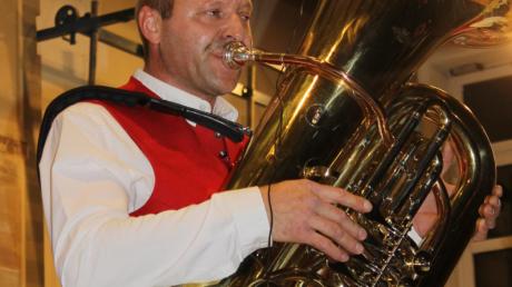 Dirigent Christoph Müller (links) griff auf dem Jahreskonzert der Musikkapelle Wiedergeltingen auch selbst zur Tuba und überzeugte mit einem Solo von Heinz Leners „Gottfried auf Reisen“. 