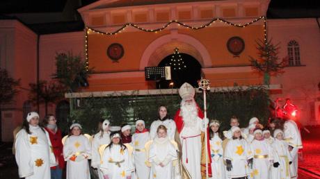 Von einer großen Engelschar begleitet zog der heilige Nikolaus durch das Ludwigstor in Türkheim ein, um den Weihnachtsmarkt auf dem Schlossplatz zu eröffnen.