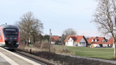 Die Bahnstrecke von München nach Lindau verläuft nahe an Rammingen. Bei der anstehenden Modernisierung werden die Bürger durch eine Lärmschutzwand geschützt.  	