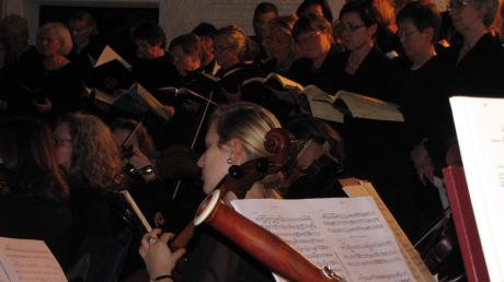 Chor und Orchester, dazu Solisten, so präsentierten die Mitwirkenden in der evangelischen Erlöserkirche Händels Messias, den ersten Teil „Verheißung und Geburt des Heilands“.  	