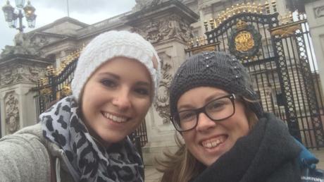 Ein Selfie vor dem Buckingham-Palast: Pia Reisländer und Ilona Ritzel (rechts) hatten viel Spaß in London. Ihr Arbeitgeber, die Tricor AG, hat die Auszubildenden für drei Wochen nach England entsandt. 	